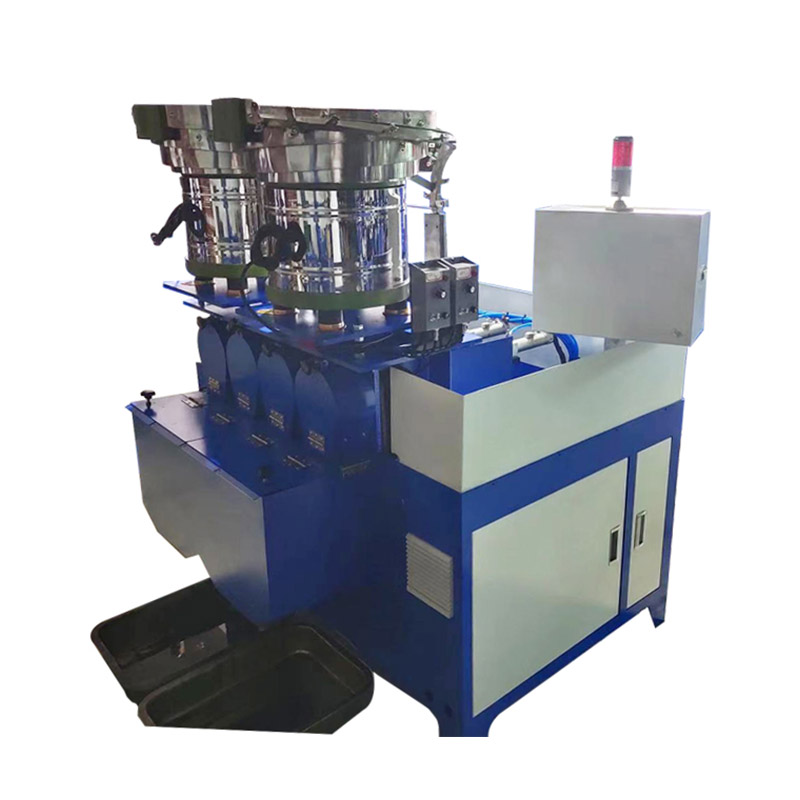 Automatický stroj na závitování matic