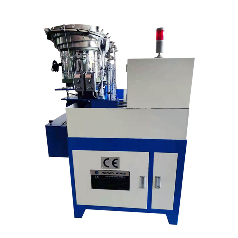 Čtyřvřetenový stroj na závitování matic