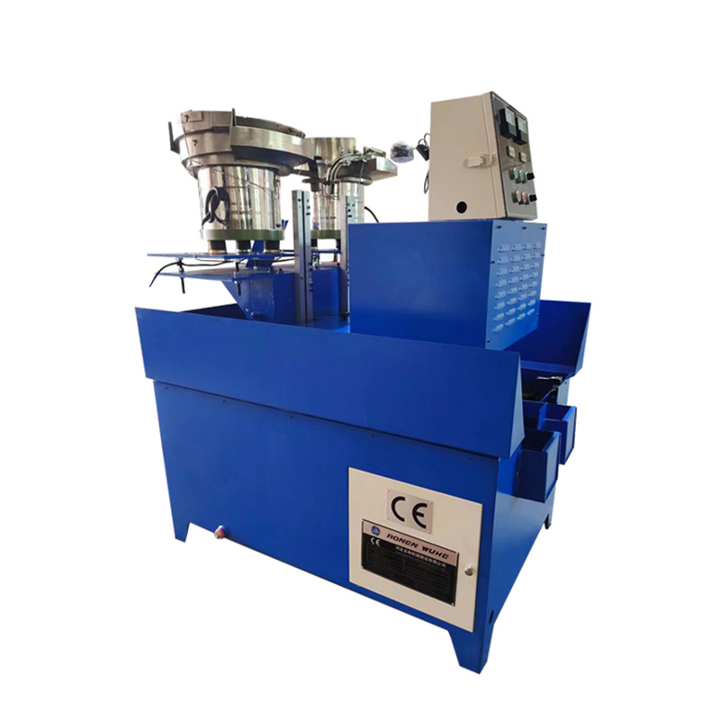 Stroj na závitování čtyřhranných šestihranných matic